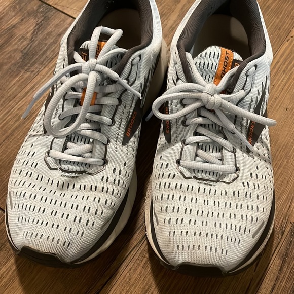 Brooks - Picture 6 of 9